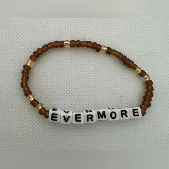 SET: Girls beaded bracelets. Taylor Swift on each bracelet. 11 bracelets. - Picture 7 of 13